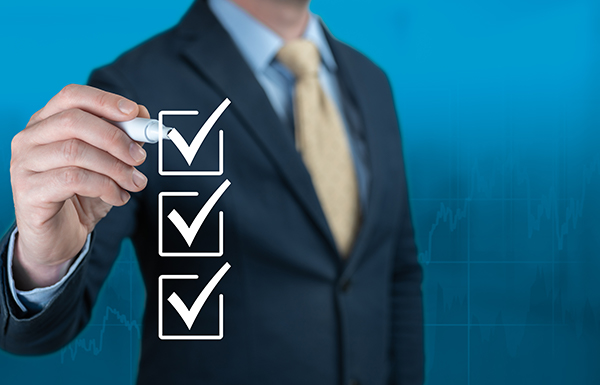 HR completing checklist of background verification
